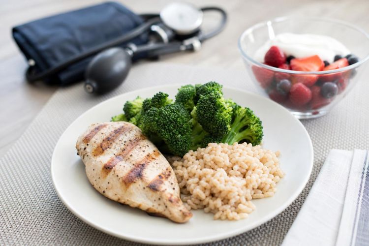 DASH-style meal of grilled chicken, broccoli, brown rice, berries and yogurt